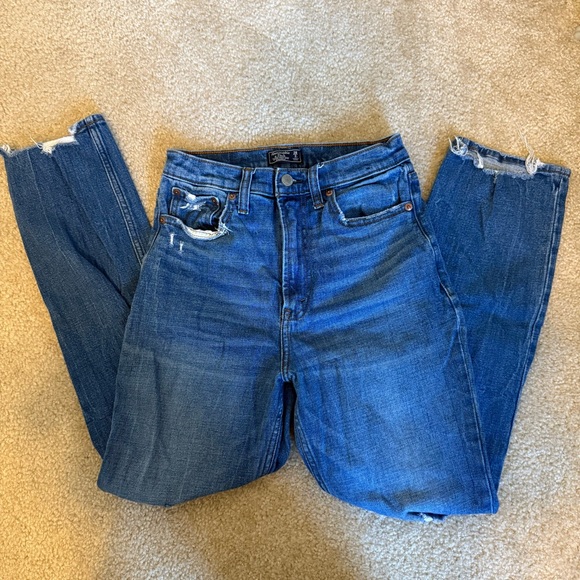 Abercrombie & Fitch Ultra High Rise Straight Jean - size 2 Long - Picture 3 of 8